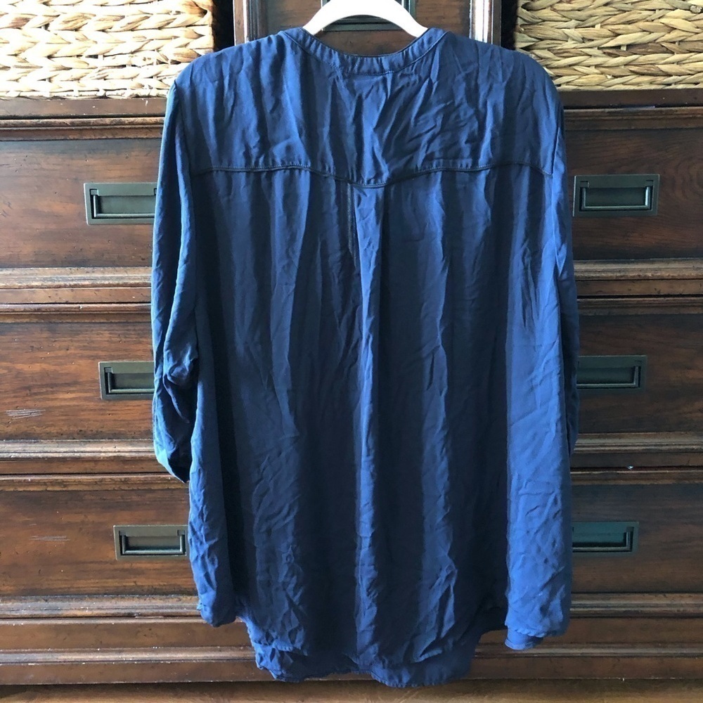 Torrid Navy with black piping Harper roll tab blouse in size 4x - Picture 5 of 9